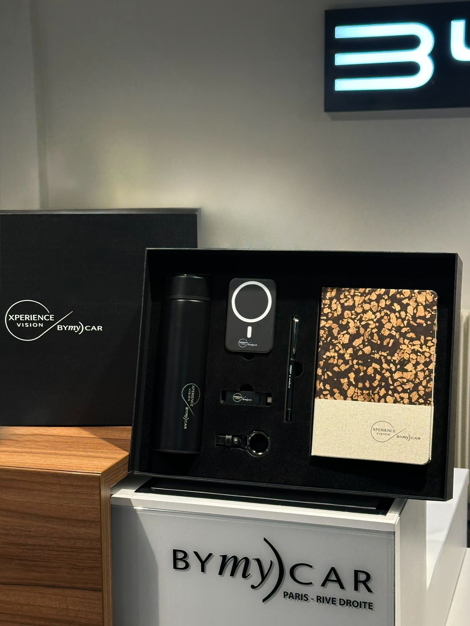 Pack Cadeau — Coffret signature premium XPERIENCE VISION × BYmyCAR en showroom BYmyCAR Paris Rive Droite
