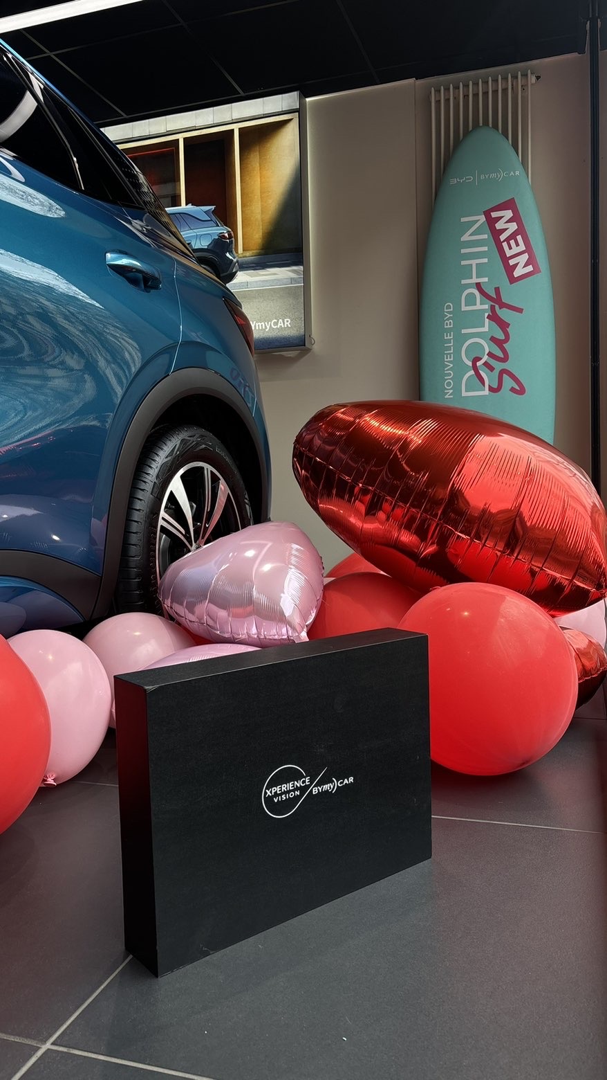 BYD Dolphin showroom avec coffret cadeau XPERIENCE VISION