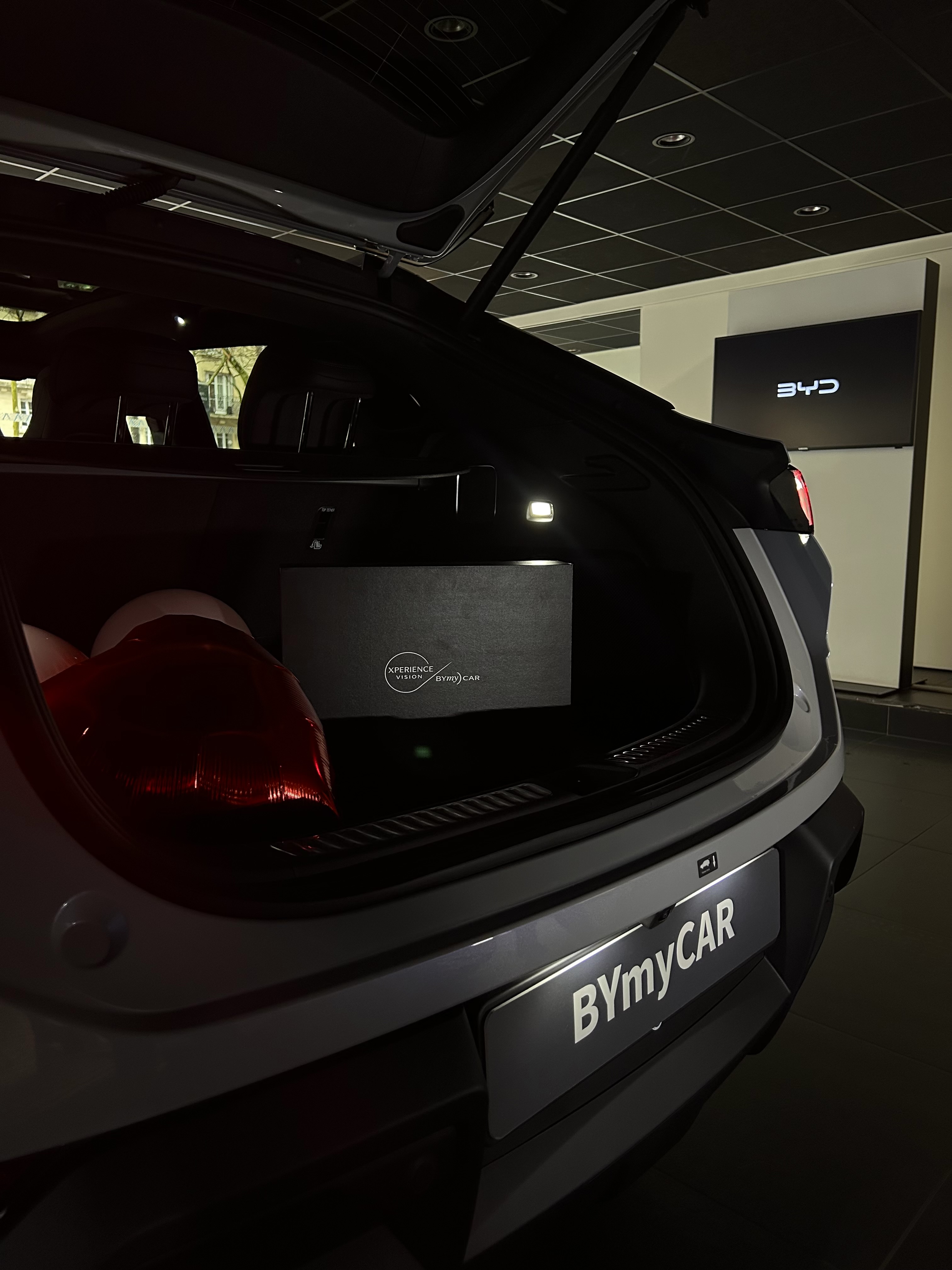 Coffrets cadeaux XPERIENCE VISION dans le coffre d'un véhicule