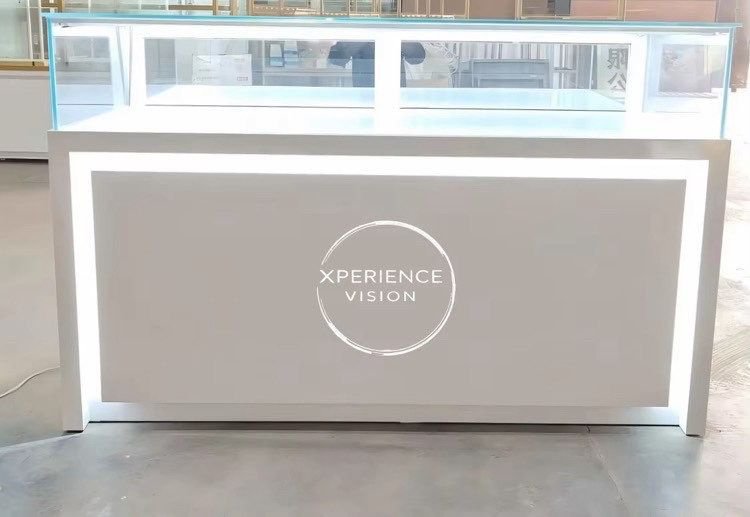 Vitrine professionnelle XPERIENCE VISION en concession — espace d'exposition dédié avec écrans, coffrets et accessoires